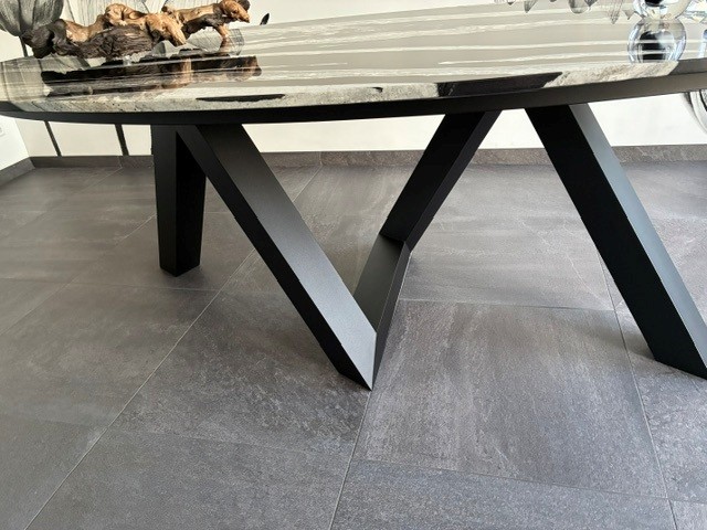 Eettafel met WE-onderstel: staal dat de show steelt